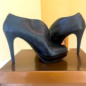 Black leather sleek & Sexy Booties
